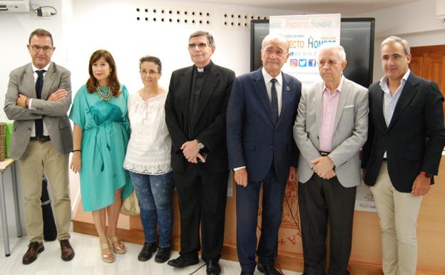 Autoridades e integrantes de Proyecto Hombre, antes de la presentación del informe anual.