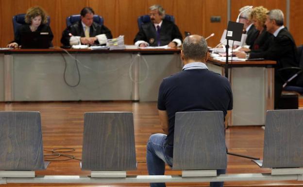 El fiscal dice que el procesado se aprovechó de su condición de entrenador para realizar proposiciones sexuales a los chicos 