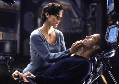 Imagen secundaria 1 - Neo (Keanu Reeves) y los otros dos protagonistas principales de 'Matrix', Trinity (Carrie-Anne Moss) y Morfeo (Laurence Fishburne).