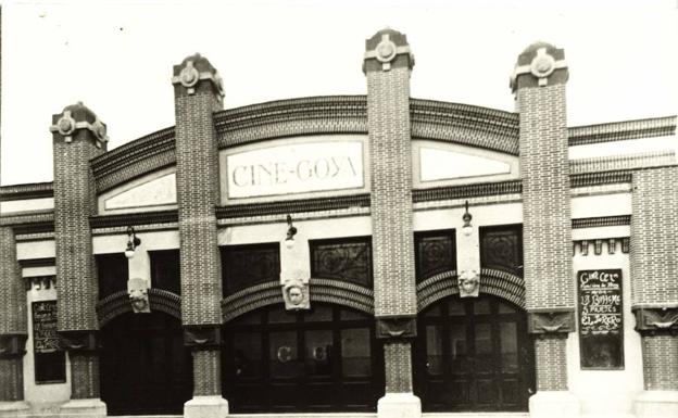 Imagen principal - Fachada del cine Goya, entrada al antiguo cine Echegaray y el Ayuntamiento de Málaga. 