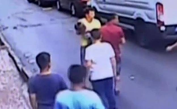 El joven con la niña en brazos.