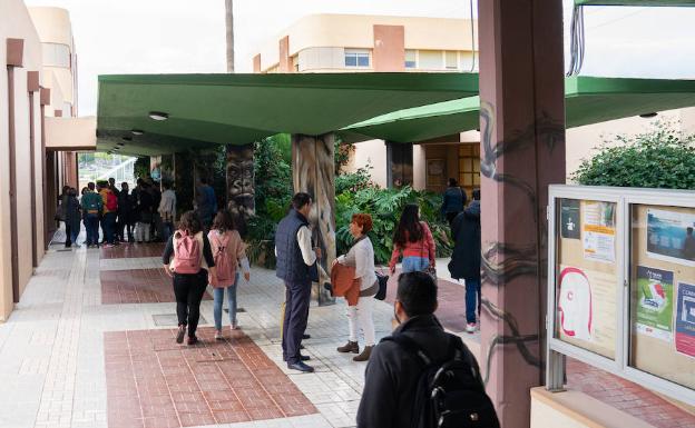 Estudiantes por los pasillos de la Facultad de Filosofía y Letras. 