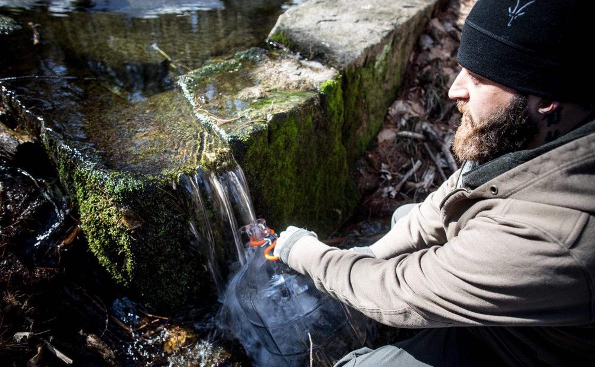 Daniel Vitalis es uno de los gurús americanos que defienden el agua natural sin tratar como beneficiosa para la salud. 