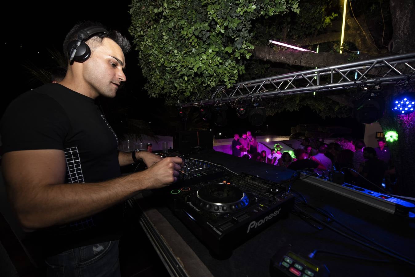 Los amantes del 'indie' toman el municipio de Ojén en la duodécima edición de su festival. Imagen de la jornada del viernes