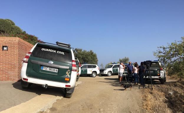 Efectivos de la Guardia Civil y medios de comunicación, en el monte de Bentomiz, ayer por la tarde. 