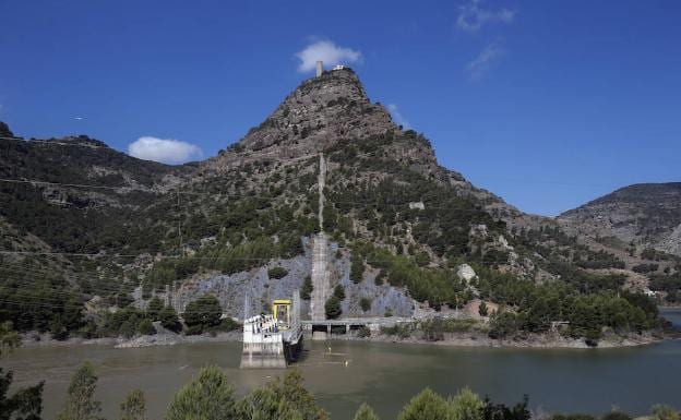 La central hidroeléctrica se integra en el paisaje del Tajo de la Encantada, cerca del Caminito del Rey. 