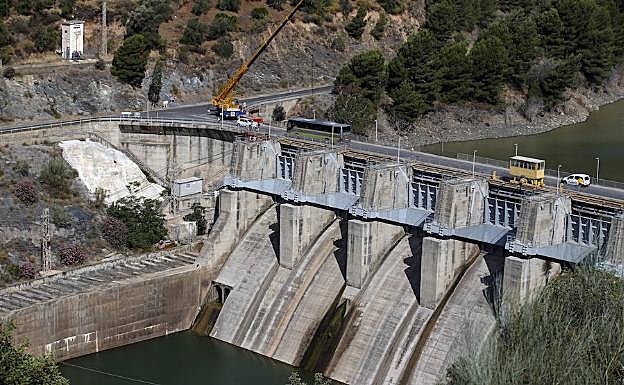 Presa del contraembalse (inferior), donde se encuentra la central. 