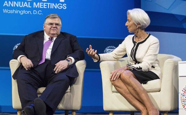 El director general del BPI, Agustín Carstens (izquierda), junto a la directora gerente del FMI, Christine Lagarde. 