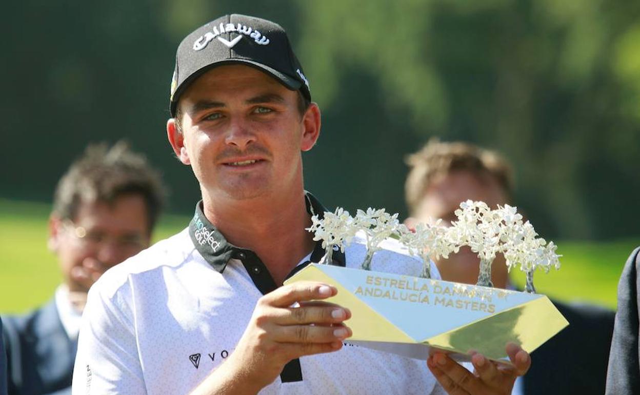 Christiaan Bezuidenhout, con el trofeo que lo acredita como ganador del Andalucía Masters.