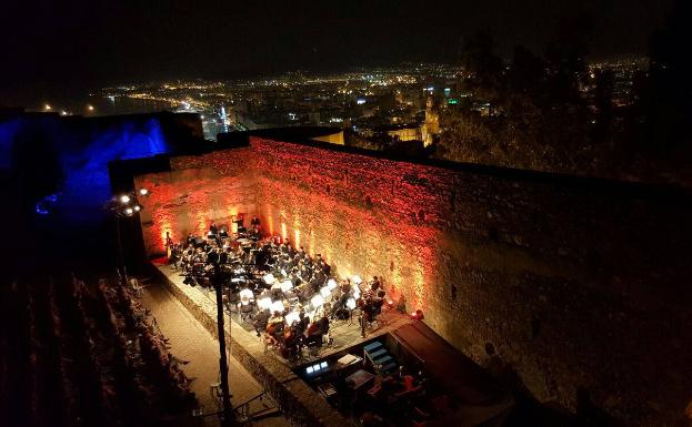 Imagen de un concierto junto a las murallas del castillo de Gibrafaro.