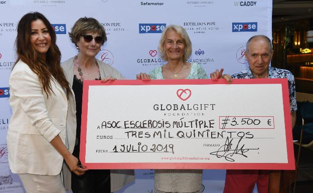 María Bravo entrega un cheque por valor de 3.500 euros a la Asociación Esclerosis Múltiple . 