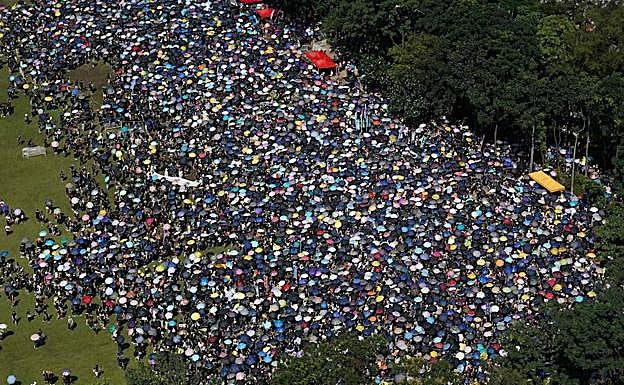 Imagen principal - Batalla campal en el Parlamento de Hong Kong
