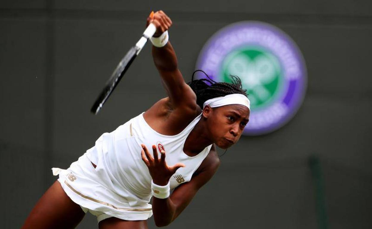 La estadounidense Cori Gauff durante el partido ante una de las hermanas Williams en Wimbledon.