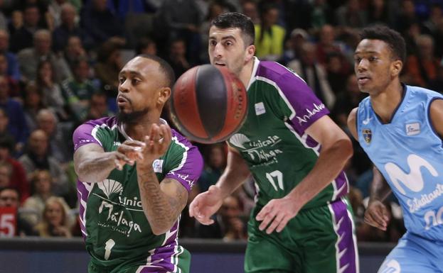 El Unicaja, en un encuentro ante el Estudiantes, que en la temporada 2018-2019 vistió con las equipaciones de Joma. 