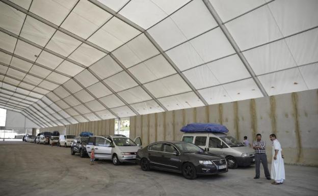 Pasajeros esperando en la carpa de San Andrés para embarcar hacia Melilla. 