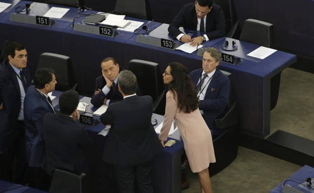 El expresidente italiano Silvio Berlusconi junto al eurodiputado español Hermann Tertsch.
