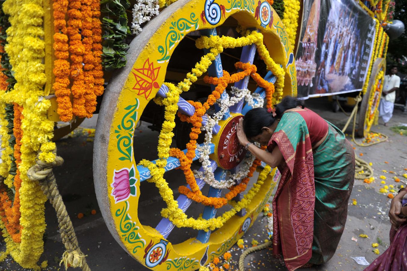 Un devoto indio realiza un ritual.