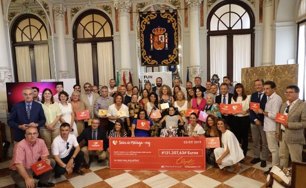 Entidades colaboradoras y ONG, tras el acto de entrega de los cheques de Soles de Málaga. 