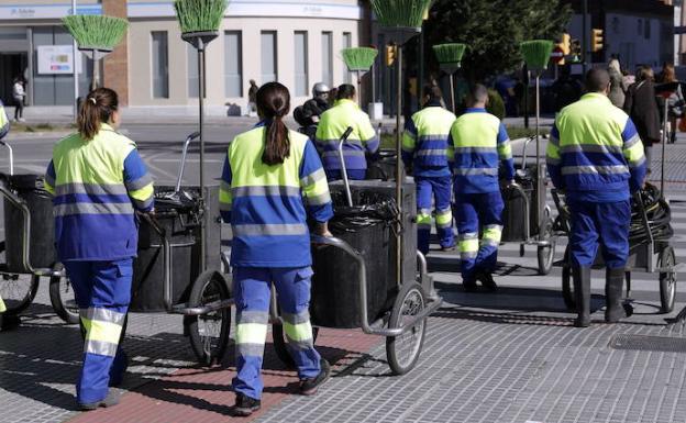 Barrenderos de Limasa se dirigen a sus respectivas zonas de trabajo.