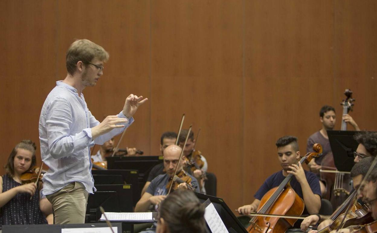 Ensayo de la orquesta con el maestro Thomas Guggeis 