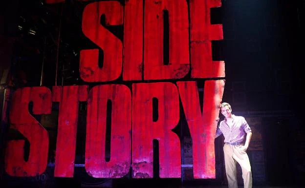 El malagueño Pablo Badillo, junto a las letras gigantes de 'West Side Story'.