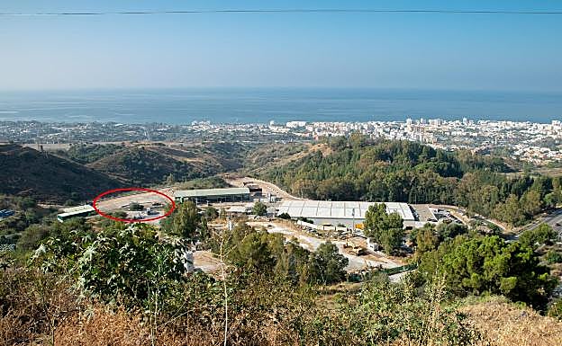 Vista de la de la antigua planta de Marbella, donde provisionalmente se ha habilitado un espacio para recepcionar restos de poda y escombros. 