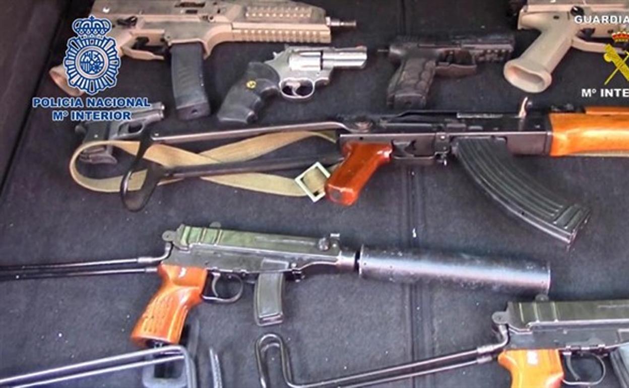 Localizan un arsenal de armas de guerra tras desarticular una red criminal holandesa en Málaga
