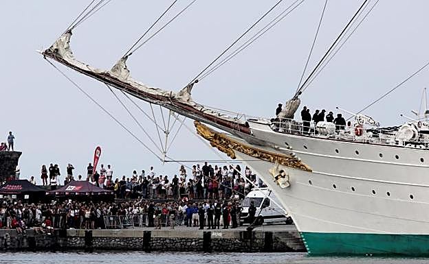 Imagen principal - El buque Juan Sebastián Elcano hace unos días en su visita al País Vasco.