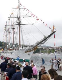 Imagen secundaria 2 - El buque Juan Sebastián Elcano hace unos días en su visita al País Vasco.