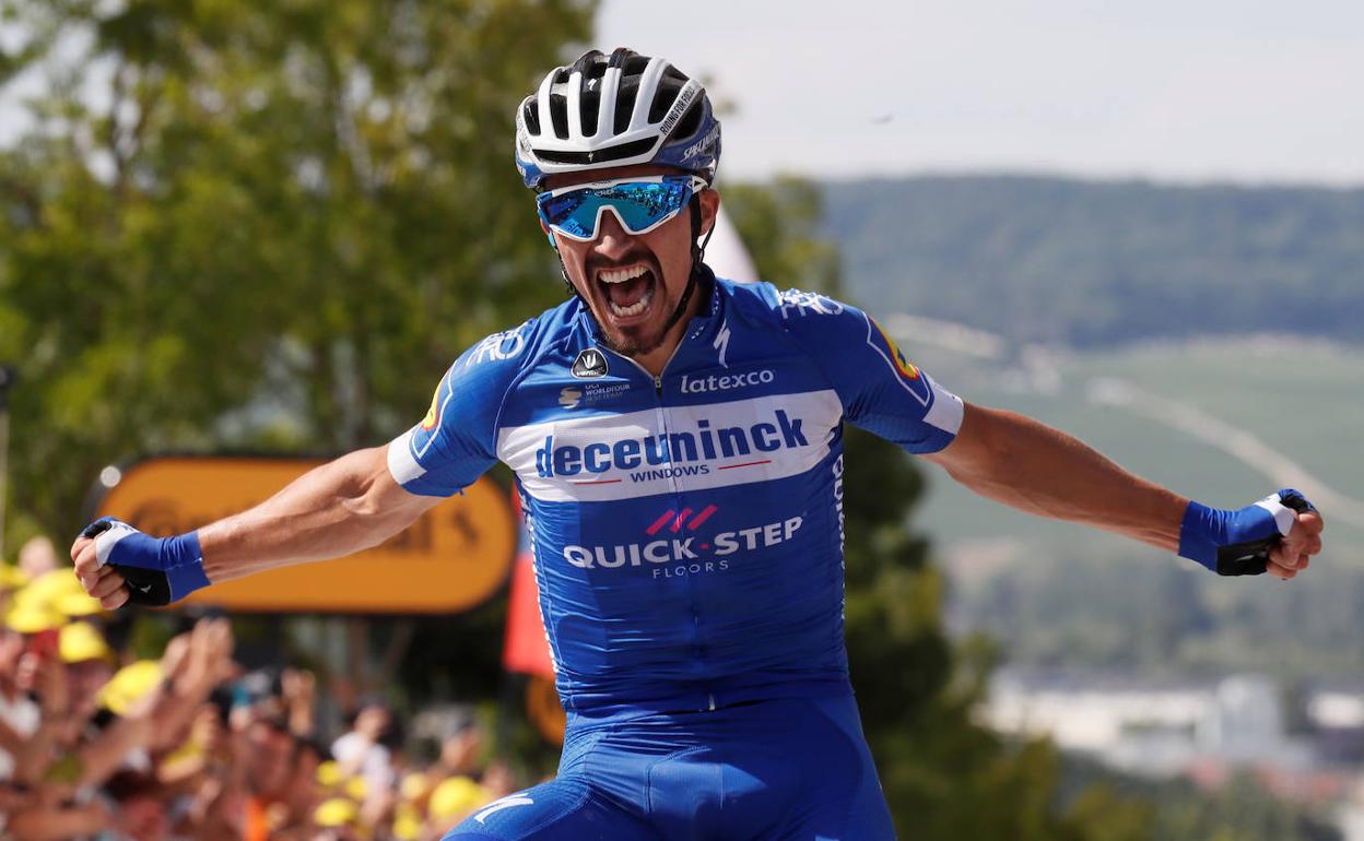 Julian Alaphilippe celebra la victoria.