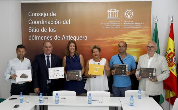 Desde la izquierda: El teniente de alcalde Juan Rosas, el alcalde de Antequera Manuel Barón, la delegada de Cultura Carmen Casero, la diseñadora María José del Pino, el vicepresidente del colectivo autista Arturo Gámez y el director del conjunto dolménico, Bartolomé Ruiz.