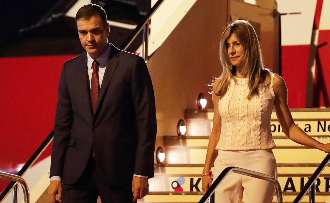 Pedro Sánchez y su esposa, Begoña Sánchez, bajan del avión a su llegada al aeropuerto de Kansai.