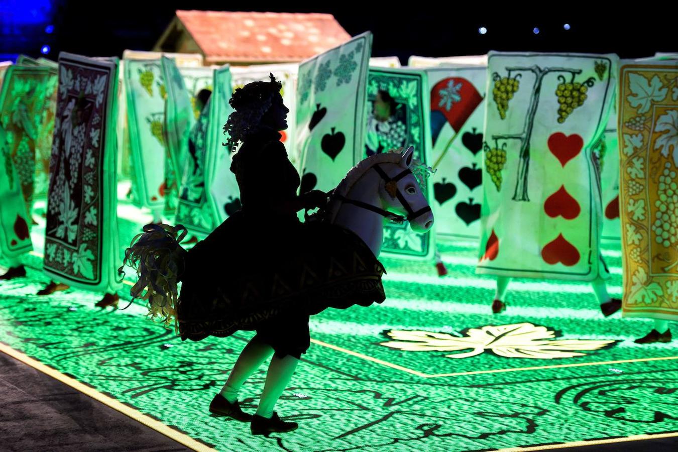 Los espectáculos durante el ensayo de la 'Fete des Vignerons'(festival de viticultores) ayer en un estadio con capacidad para 20 mil espectadores en Vevey, Suiza. El festival ha sido organizado en Vevey, aproximadamente cada 25 años, por la hermandad de viticultores desde 1979. El evento celebrará del 18 de julio al 11 de agosto.