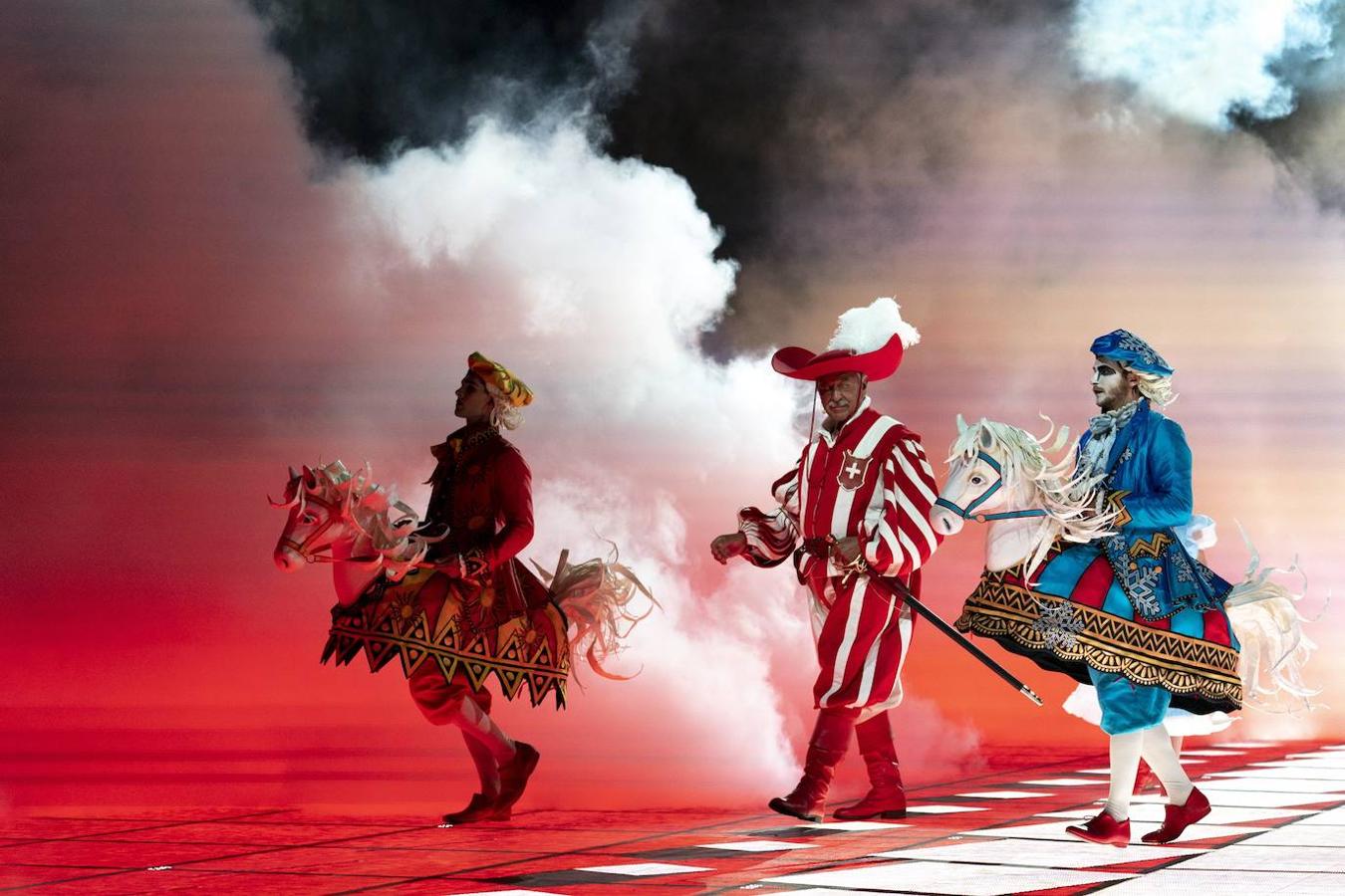 Los espectáculos durante el ensayo de la 'Fete des Vignerons'(festival de viticultores) ayer en un estadio con capacidad para 20 mil espectadores en Vevey, Suiza. El festival ha sido organizado en Vevey, aproximadamente cada 25 años, por la hermandad de viticultores desde 1979. El evento celebrará del 18 de julio al 11 de agosto.