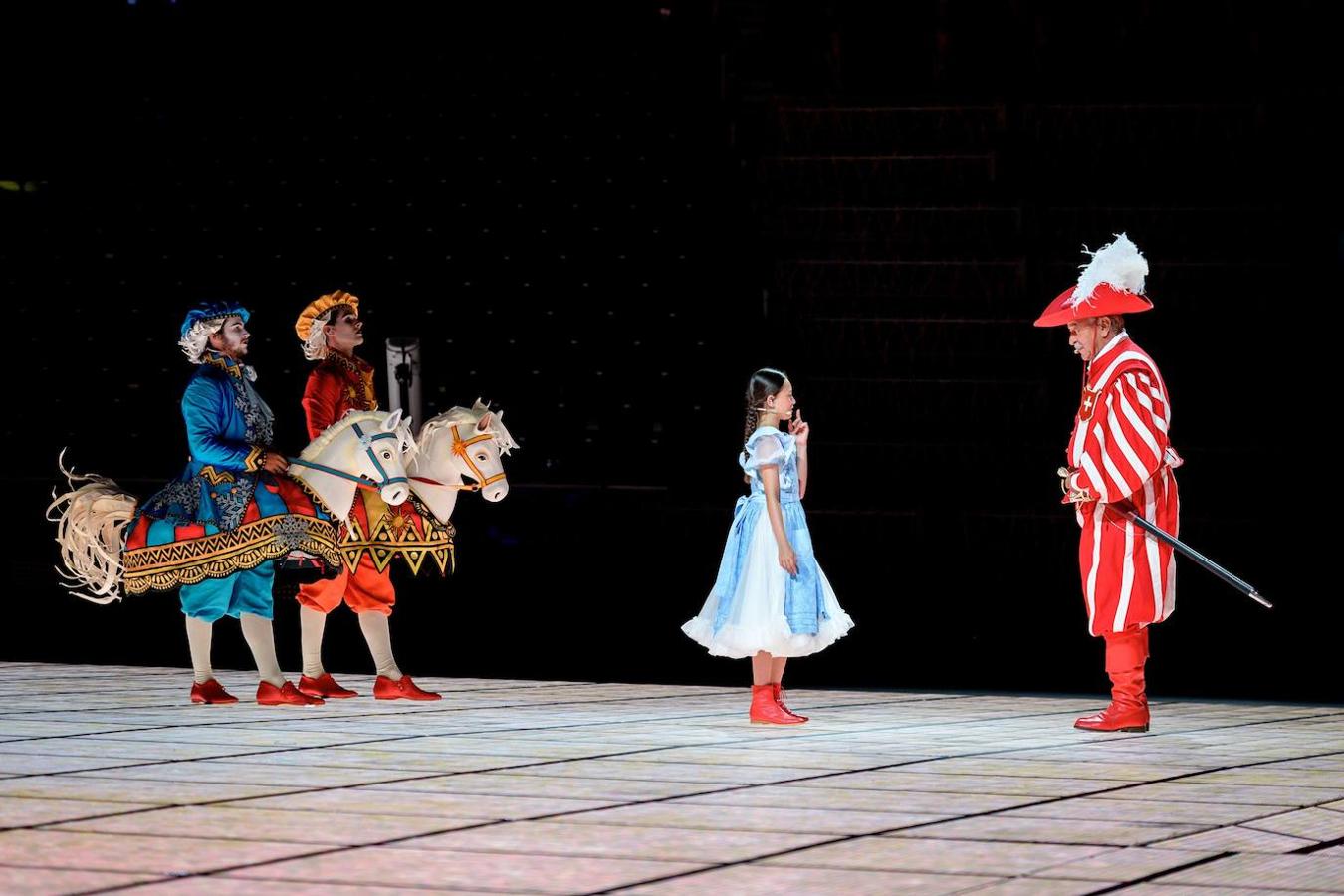 Los espectáculos durante el ensayo de la 'Fete des Vignerons'(festival de viticultores) ayer en un estadio con capacidad para 20 mil espectadores en Vevey, Suiza. El festival ha sido organizado en Vevey, aproximadamente cada 25 años, por la hermandad de viticultores desde 1979. El evento celebrará del 18 de julio al 11 de agosto.