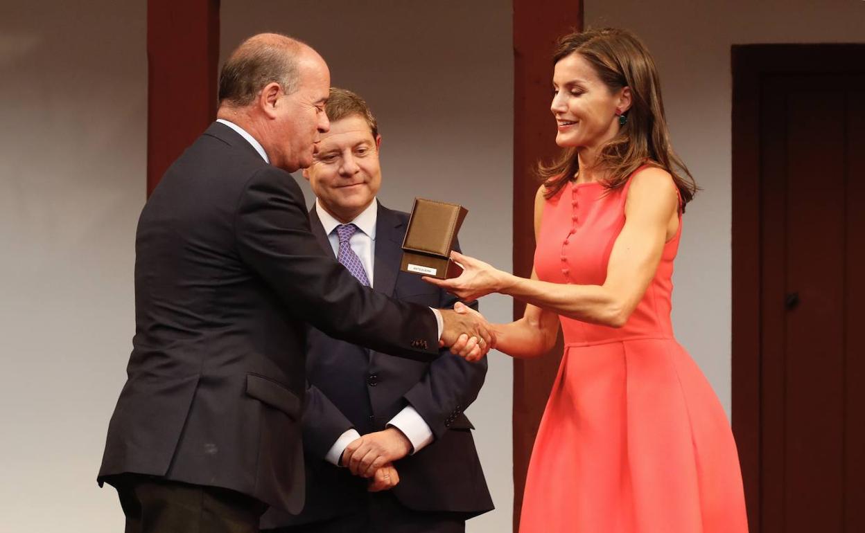 La Reina entrega el galardón al alcalde de Antequera, Manuel Barón