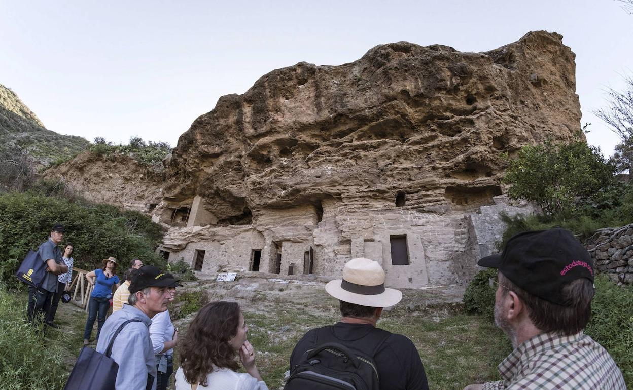 Miembros del Consejo Nacional de Patrimonio Histórico visitan el enclave principal de Risco Caído en 2017.