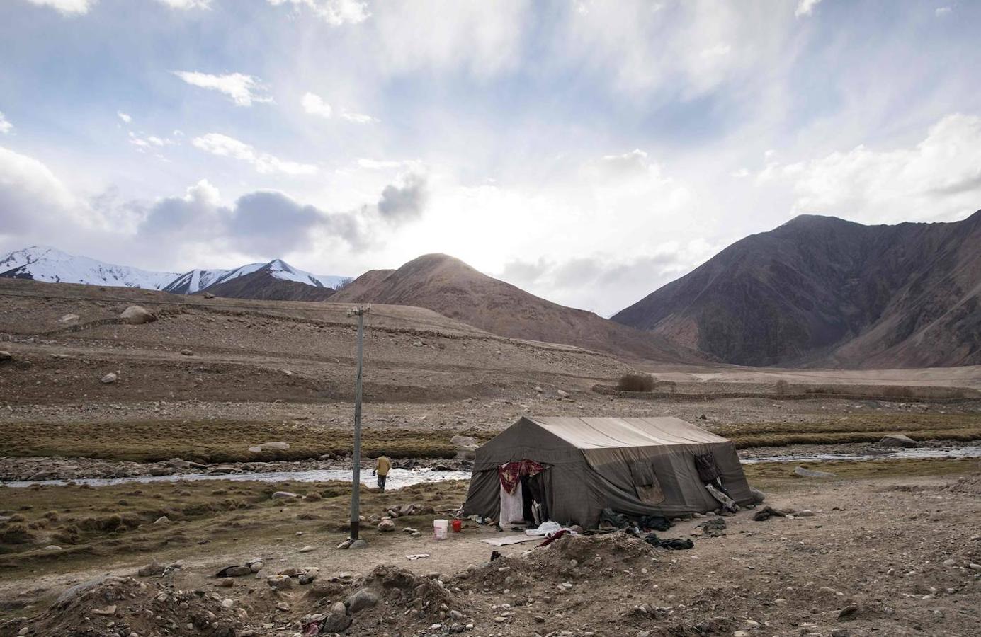 A cientos de kilometros de distancia a sus casas, un grupo de indios están reparando algunas de las carreteras más altas del mundo en un frío desierto del Himalaya. Los 13 trabajadores que provienen del oriental de Jharkhand no están acostumbrados a vivir en fríos extremos.