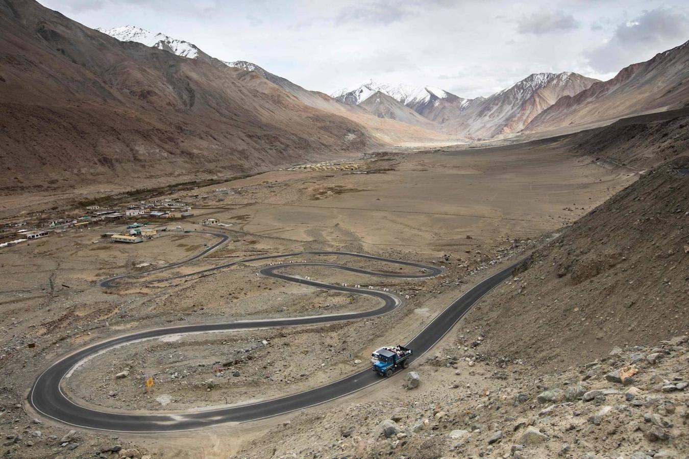 A cientos de kilometros de distancia a sus casas, un grupo de indios están reparando algunas de las carreteras más altas del mundo en un frío desierto del Himalaya. Los 13 trabajadores que provienen del oriental de Jharkhand no están acostumbrados a vivir en fríos extremos.