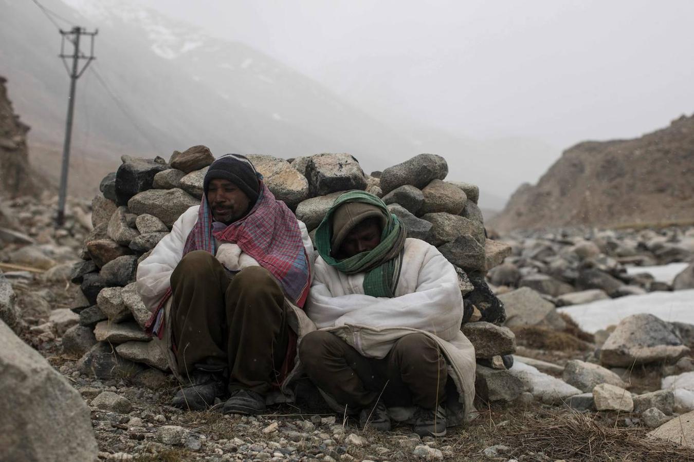 A cientos de kilometros de distancia a sus casas, un grupo de indios están reparando algunas de las carreteras más altas del mundo en un frío desierto del Himalaya. Los 13 trabajadores que provienen del oriental de Jharkhand no están acostumbrados a vivir en fríos extremos.