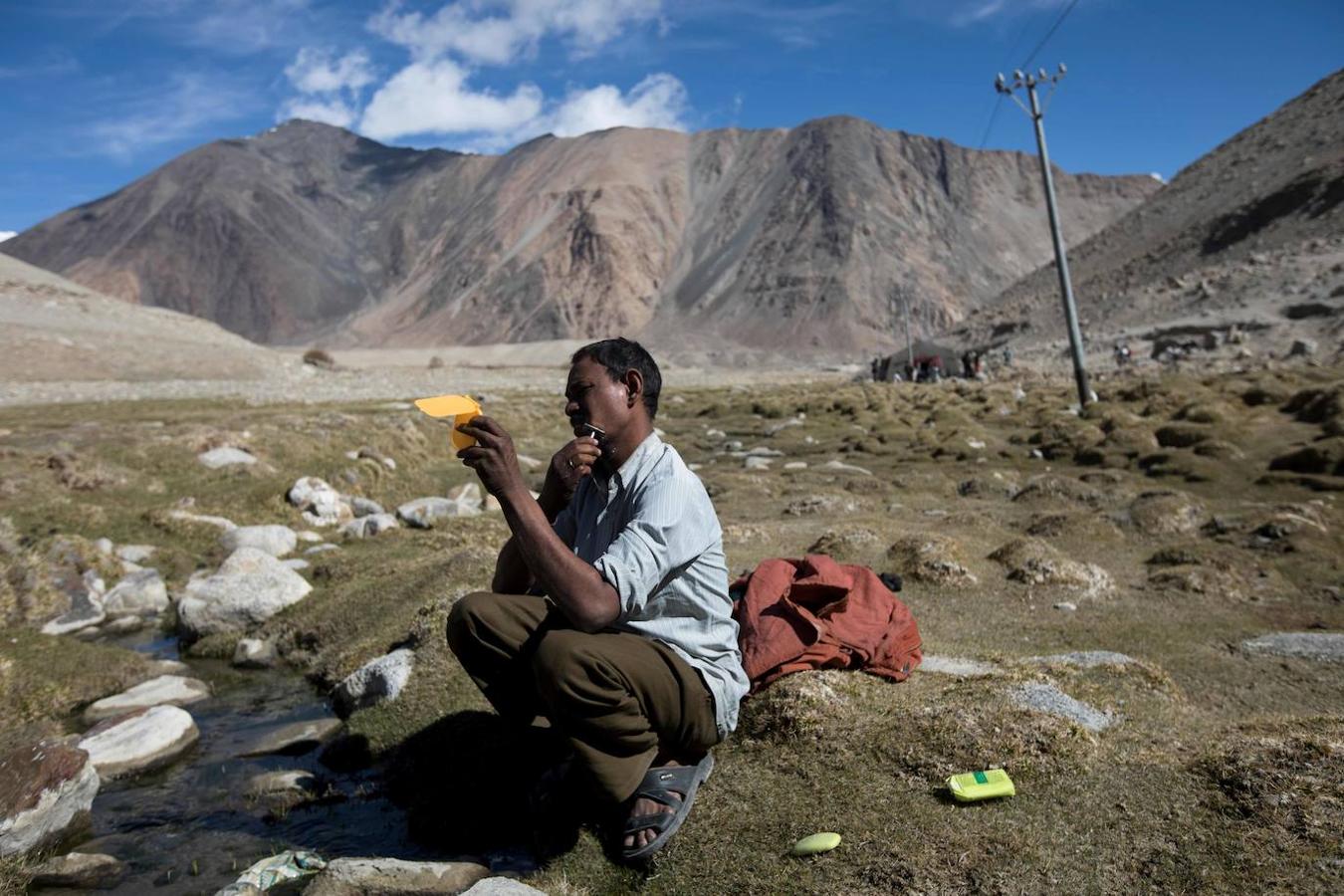 A cientos de kilometros de distancia a sus casas, un grupo de indios están reparando algunas de las carreteras más altas del mundo en un frío desierto del Himalaya. Los 13 trabajadores que provienen del oriental de Jharkhand no están acostumbrados a vivir en fríos extremos.