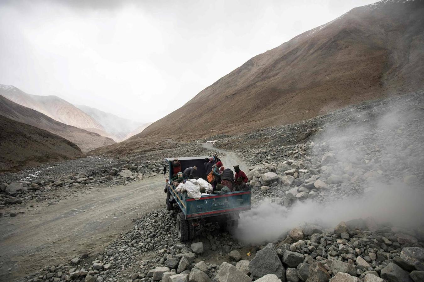 A cientos de kilometros de distancia a sus casas, un grupo de indios están reparando algunas de las carreteras más altas del mundo en un frío desierto del Himalaya. Los 13 trabajadores que provienen del oriental de Jharkhand no están acostumbrados a vivir en fríos extremos.