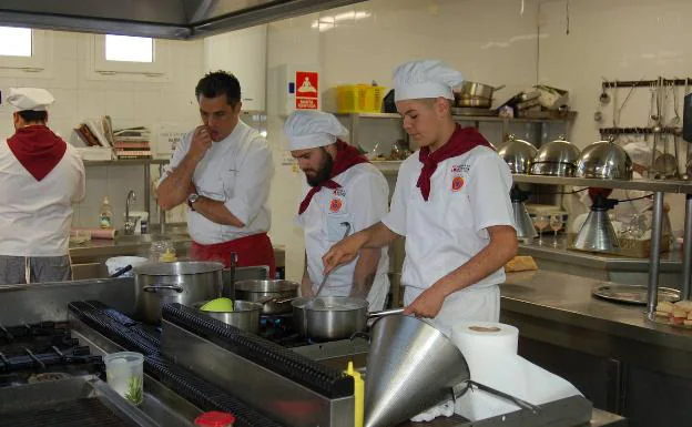 Clase práctica en las cocinas de la Escuela de Hostelería Costa del Sol 
