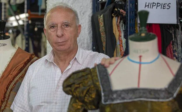 Humberto Cornejo, entre algunos trajes de época de Sastrerías Cornejo. 