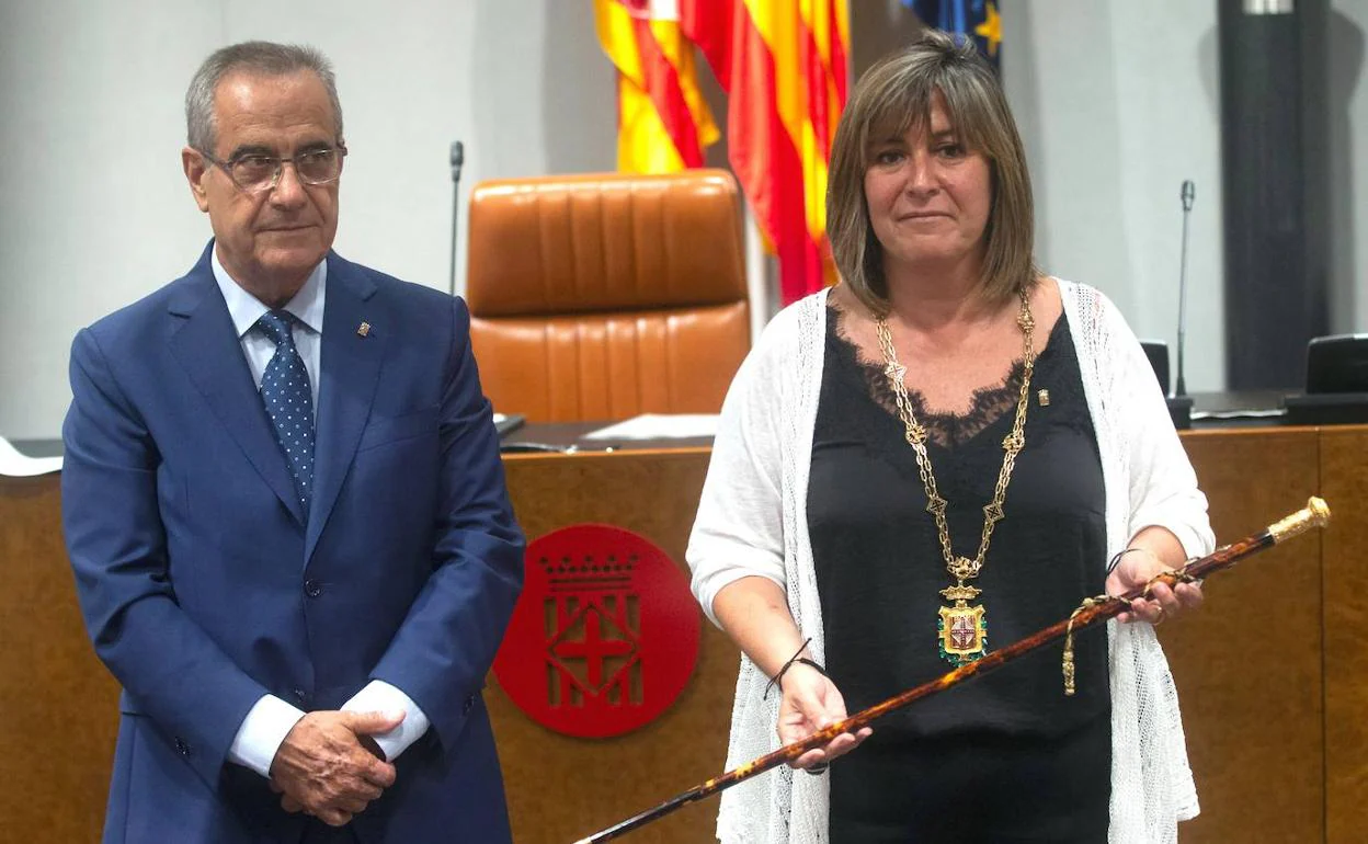 La alcaldesa de L'Hospitalet de Llobregat, Núria Marín, recibe la vara de mando del diputado provincial, Celestino Corbacho, durante el acto de constitución de la Diputación de Barcelona.