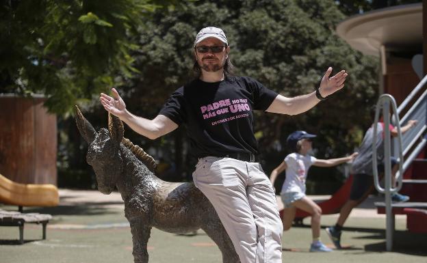 Santiago Segura, en la escultura del burrito Platero en el parque de Málaga. 