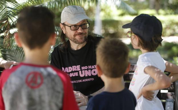 Santiago Segura charla con unos niños en el parque de Málaga. 