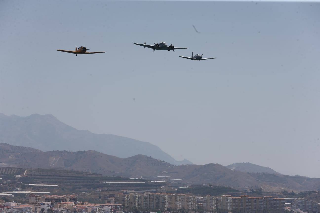 Una treintena de aeronaves participan en la exhibición, que cuenta este año como novedad con el Harrier de la Armada.