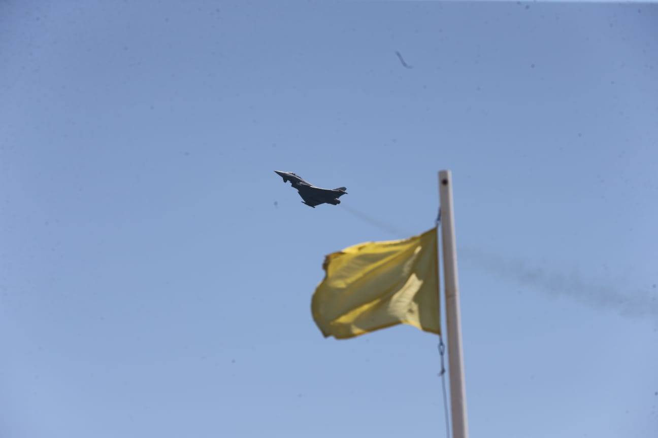 Una treintena de aeronaves participan en la exhibición, que cuenta este año como novedad con el Harrier de la Armada.