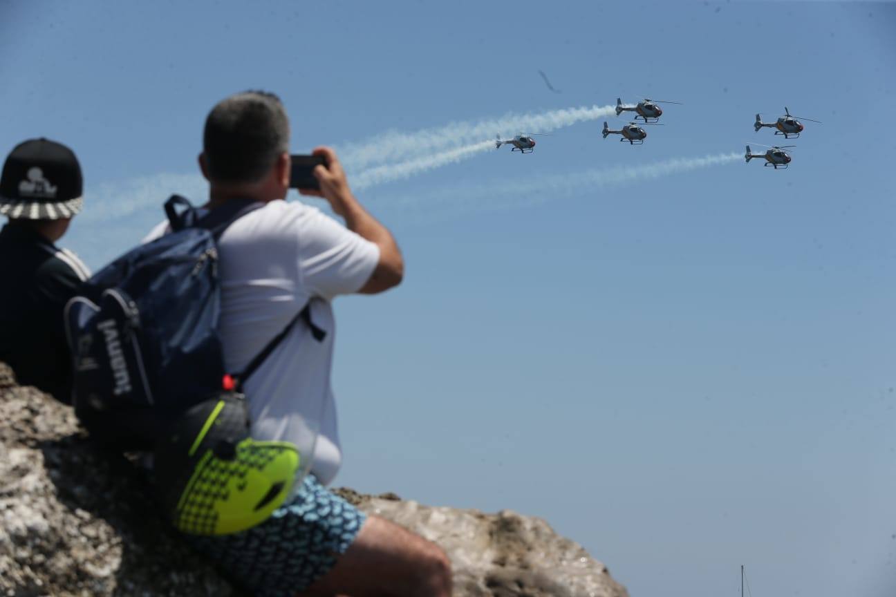 Una treintena de aeronaves participan en la exhibición, que cuenta este año como novedad con el Harrier de la Armada.